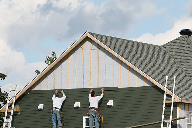 Professional Siding Installation technician working in Bowling Green, FL